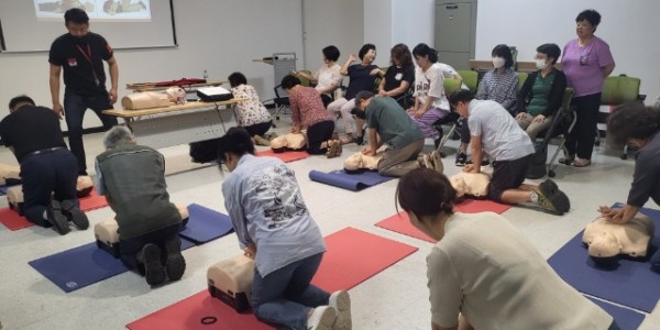 5. 동백1동이 지난 13일 통장 27명을 대상으로 심폐소생술 교육을 진행했다..jpg