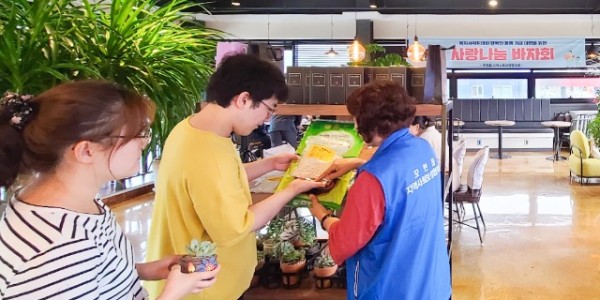 6.모현읍지역사회보장협의체가 7월 13일 사랑나눔바자회를 개최했다..jpg