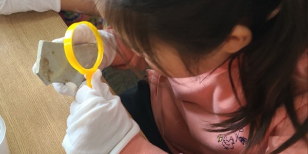 경기도자박물관_나는야 고고학자_체험 모습.jpg