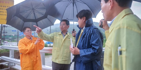 9-1. 이상일 용인특례시장이 13일 오후 수지구 동천동 고기교를 찾아 집중호우 대비 태세를 점검했다..JPG