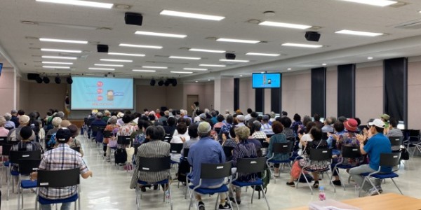 1. 용인시특례시가 지난 6월 22일 수지구청에서 열린 대인노인회 수지구지회 노인대학 어르신을 대상으로 보이스피싱 예방 교육을 하고 있다..jpg