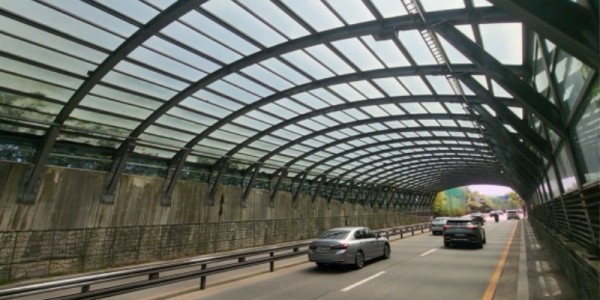 3-1. 용인특례시가 관내 PMMA 소재의 방음터널에 불연성 자재로의 교체 공사를 추진한다. 사진은 교체 대상 중 하나인 한성CC 앞 구교동로 방음터널..jpg