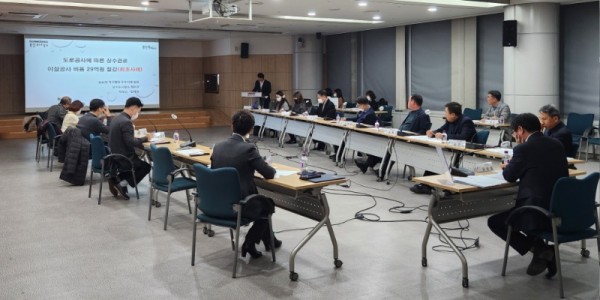 4. 용인특례시가 적극행정위원회를 열어 우수사례를 심사하고 있다.jpg