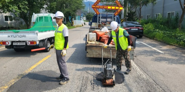 7. 용인특례시 처인구가 집중호우 기간 동안 발생한 도로의 포트홀을 보수했다..png
