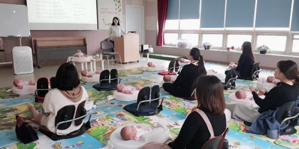 4. 기흥구보건소에서 임산부와 예비 부모를 대상으로 모유 수유 프로그램을 운영하고 있는 모습.jpg