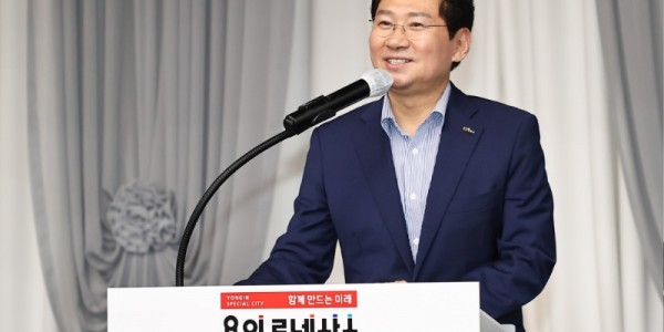 이상일 용인특례시장이 27일 시청 컨벤션홀에서 열린 제4기 용인시 청년정책네트워크 발대식에서 인사말을 하고 있다..jpg