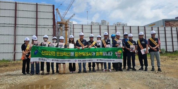 6-1. 용인특례시가 27일 처인구 고림동 고유초등학교 신축현장에서 산업재해 예방캠페인을 진행했다..jpg