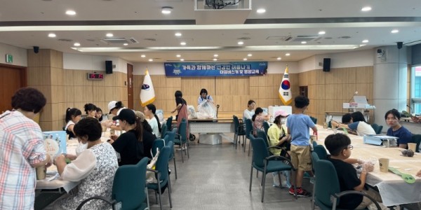 2. 용인특례시는 지난 28일 여름방학을 맞아 드림스타트 아동과 가족 34명을 대상으로 시청 비전홀에서 ‘가족과 함께하는 건강한 여름나기’ 행사를 진행했다..jpg