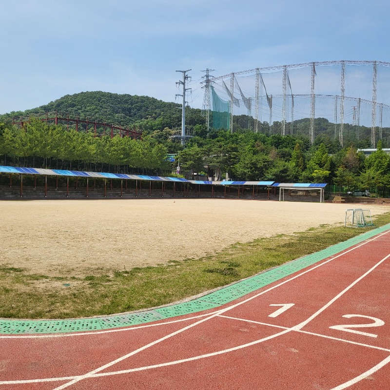 1-1. 용인특례시가 인조잔디 조성 사업을 지원하는 초당고등학교 운동장 모습.jpg