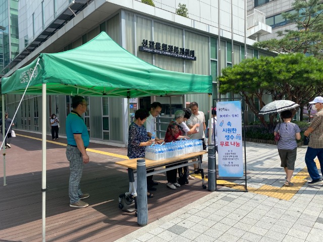 9. 신갈동 체육회가 행정복지센터 앞 광장에서 주민들에게 생수를 제공하고 있다..JPG