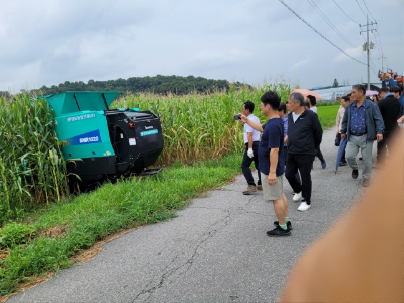 2. 용인특례시 농업기술센터가 구입한 사료용 옥수수 수확기를 축산농가에 임대한다. 지난 11일 처인구 근곡리에서 축산농가를 대상으로 옥수수 수확기를 시연했다..jpeg