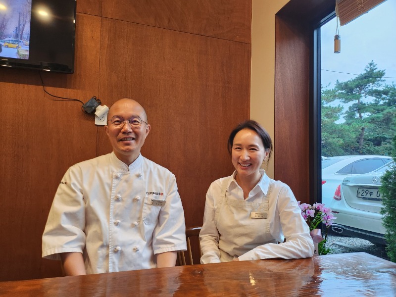 3. 3년 동안 이웃나눔을 실천하고 있는 고기리막국수 김윤정, 유수창 공동대표.jpg