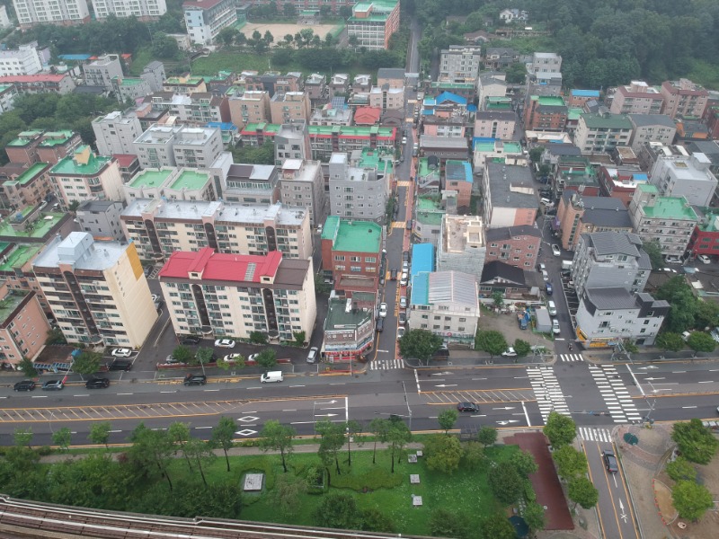 1-1. 용인특례시가 학생들의 안전한 통학환경 조성을 위해 용인고등학교에 _승하차 베이_ 설치를 추진 중이다 (1).JPG