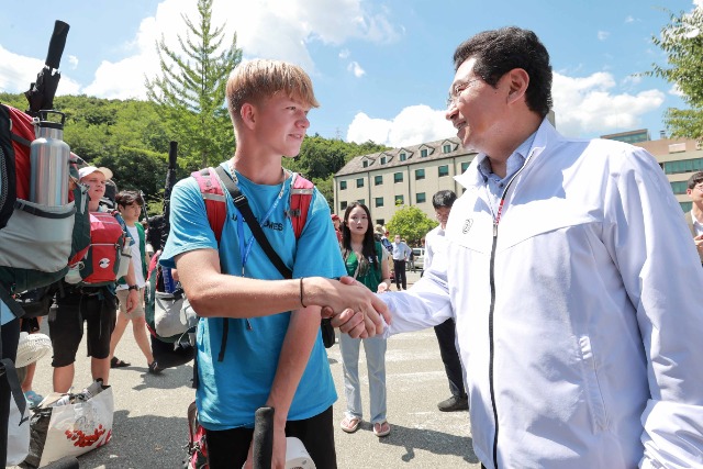 이상일 용인특례시장이 명지대 기숙사에 입소하는 잼버리 대원들을 맞이하고 있다..jpg