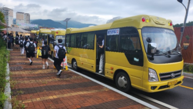 2. 통학버스를 이용하고 있는 삼계고등학교 학생들.jpg