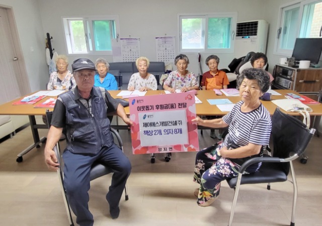 7. 제이에스건설(주)가 지난 22일 처인구 양지면에 위치한 정수리 경로당에 책상과 걸상을 기탁했다..jpeg