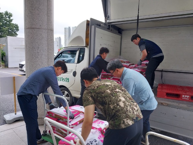 7. 아산내과가 24일 용인특례시 처인구에 1500만원 상당의 쌀을 기탁했다..jpg