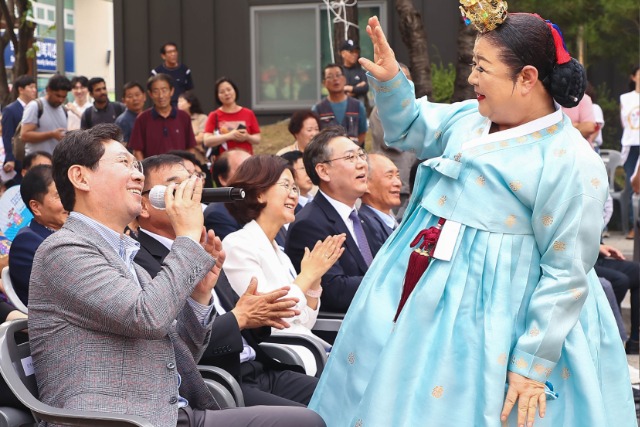 14-5. 제9회 백암백중문화제 개막식 사전행사에서 이상일 용인특례시장이 경기민요를 부르고 있다..jpg