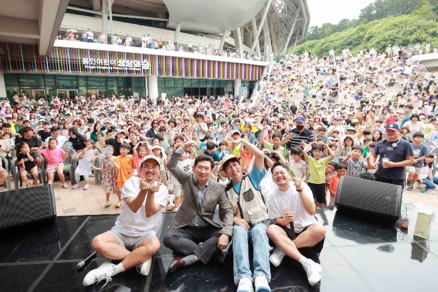 7.2.이상일 용인특례시장이 27일 용인어린이상상의숲 재개관 행사에서 시민들과 기념촬영을 하고 있다..JPG