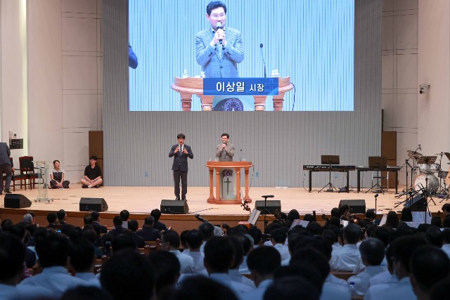 9.1.이상일 용인특례시장이 27일 총신대학교에서 열린 용인기독교총연합회 기도대성회에 참석해 축사를 하고 있다.JPG