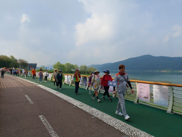 10-2. 기흥동이 지난 26일 기흥호수공원에서 기흥동민 한마음 걷기대회를 개최했다..jpg