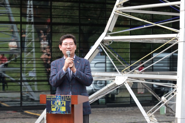 16-3. 31일 백남준아트센터에서 열린 트랜스미션, 너에게 닿기를 개막식에서 축사를 하고 있는 이상일 용인특례시장.JPG