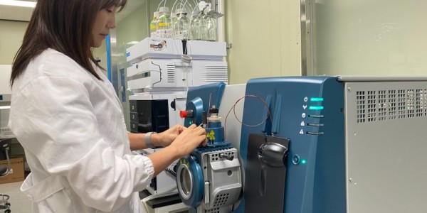 2. 용인특례시 농업기술센터가 농산물 잔류농약 분석 장비를 추가 도입했다. 농업기술센터 관계자가 새로 도입한 분석기를 조작하고 있다..jpg