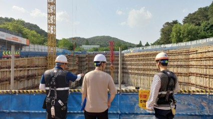 4-1. 시 관계자가 지난 5월 집중호우에 앞서 대형 건설공사 현장 안전점검을 하고 있다.jpg