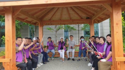 8. 기흥동 통장들이 공세천 산책로 환경정화 봉사활동을 마치고 새로 조성된 쉼터에서 휴식을 취하고 있다..jpg