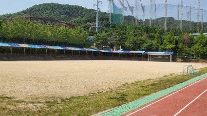 1-1. 용인특례시가 인조잔디 조성 사업을 지원하는 초당고등학교 운동장 모습.jpg