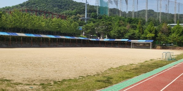 1-1. 용인특례시가 인조잔디 조성 사업을 지원하는 초당고등학교 운동장 모습.jpg