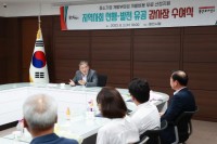 4-1. 용인특례시가 2일 지역 내 중소기업의 개발부담금 산정 컨설팅을 무료로 지원한 기관들에게 감사장을 수여했다..jpg