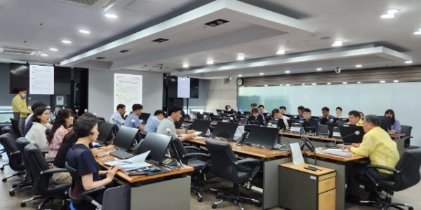 4. 용인특례시가 7일 시설물 관리 부서 및 유관 기관이 참석한 가운데 ‘여름철 풍수해 대비태세 긴급 점검회의’를 개최했다..jpg