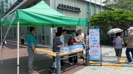 9. 신갈동 체육회가 행정복지센터 앞 광장에서 주민들에게 생수를 제공하고 있다..JPG