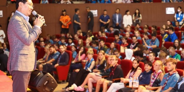 11-1. 이상일 용인특례시장이 10일 명지대 채플관에서 열린 잼버리 대원 환영 공연 무대에 올라 환영사를 하고 있는 모습.jpg