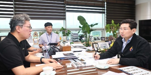 9-1. 이상일 용인특례시장이 10일 시장실에서 시 공무원노조와 간담회를 열고 잼버리 지원의 중요성에 대해 강조했다..jpg