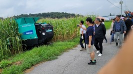 2. 용인특례시 농업기술센터가 구입한 사료용 옥수수 수확기를 축산농가에 임대한다. 지난 11일 처인구 근곡리에서 축산농가를 대상으로 옥수수 수확기를 시연했다..jpeg