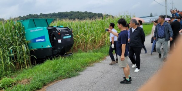 2. 용인특례시 농업기술센터가 구입한 사료용 옥수수 수확기를 축산농가에 임대한다. 지난 11일 처인구 근곡리에서 축산농가를 대상으로 옥수수 수확기를 시연했다..jpeg
