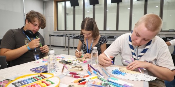 용인문화재단이 지난 9일 잼버리 대원들을 위해 K-POP공연과 부채만들기 등 다채로운 문화행사를 열었다 (3).jpg