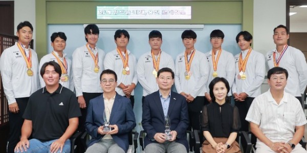 4-1. 지난 11일 용인특례시청 시장실에서 열린 직장운동경기부 조정팀 우승트로피 봉납식.JPG