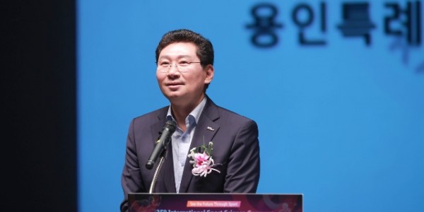 9-1. 한국체육학회가 17일 용인대학교에서 주최한 국제학술대회에서 이상일 용인특례시장이 영어로 축사를 하고 있다..JPG