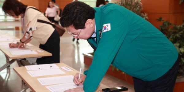 7-1. 이상일 용인특례시장이 21일 시청에서 을지연습 비상소집에 응소하고 있다..jpg