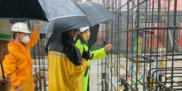 2-1. 용인특례시 합동점검반이 지역 내 공동주택 건설현장에서 철근 배근 적정여부를 확인하고 있다.jpg