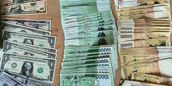 압류한 현금 및 외화.jpg