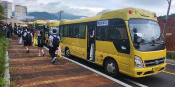 2. 통학버스를 이용하고 있는 삼계고등학교 학생들.jpg