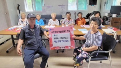 7. 제이에스건설(주)가 지난 22일 처인구 양지면에 위치한 정수리 경로당에 책상과 걸상을 기탁했다..jpeg