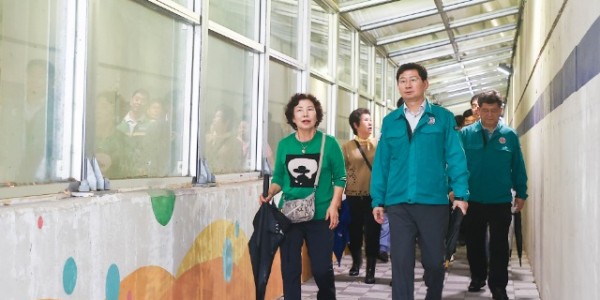 11-1. 이상일 용인특례시장(오른쪽)이 지난 23일 오후 기흥구 신갈동 경부고속도로 하부 통로박스에서 마주친 주민의 이야기를 듣고 있다..jpg