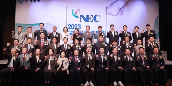 12-1. 용인특례시는 24일 2023 국민 공감 캠페인 에서 지역혁신경영 부문 대상을 받았다. 사진은 수상자들과 함께 기념촬영을 하고 있는 이상일 용인특례시장의 모습(맨 앞줄 우측에서 다섯 번째).jpg