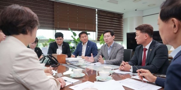 13-1. 25일 이상일 용인특례시장이 경기도의회 국민의힘 김정호 대표, 경기도의회 국민의힘 수석부대표단, 지역내 경기도의원들과 함께 정책제안 현장회의를 가졌다..JPG