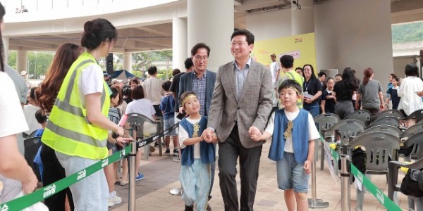 7.1.이상일 용인특례시장이 어린이들의 손을 잡고 용인어린이상상의숲으로 입장하고 있다..JPG